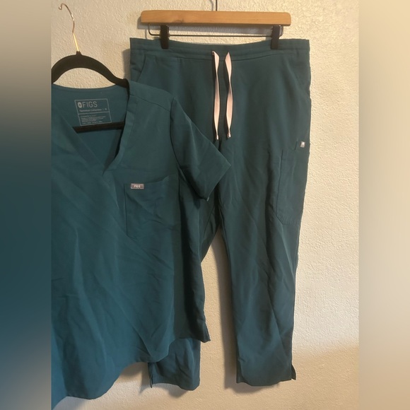 Figs two piece scrub set - Picture 4 of 12